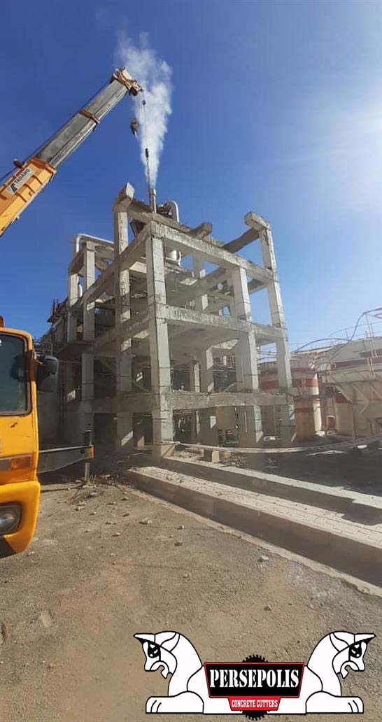 برش و جمع کردن اسکلت بتنی ساختمان ۴طبقه در شرکت نمک سپید دانه سروستان استان فارس